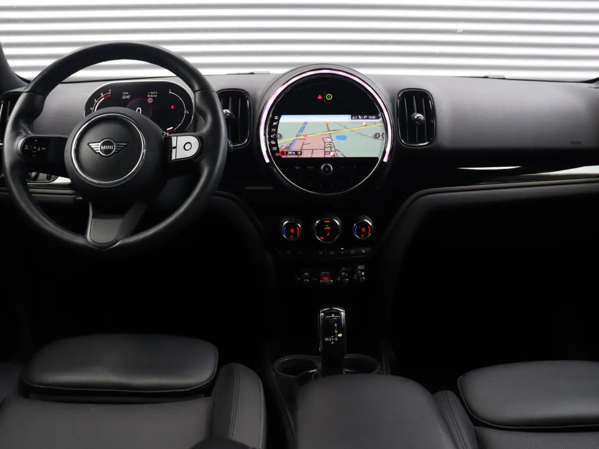 Cooper | Classic + Panodak + Sportstoelen + Apple Carplay + Camera + Verwarmbare Voorstoelen + Comfort Access + Elektr. Achterklep + 18" LM Pin Spoke zwart