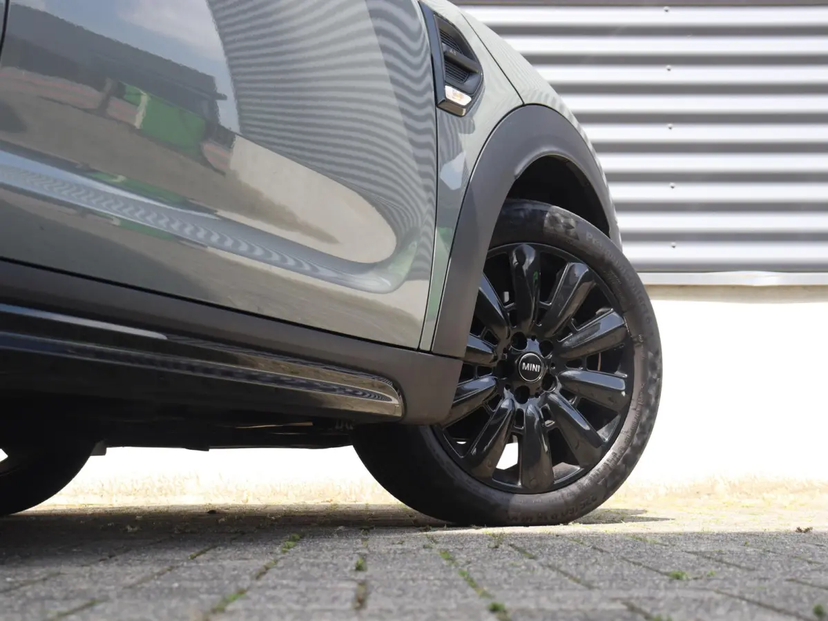 Cooper | Classic + Panodak + Sportstoelen + Apple Carplay + Camera + Verwarmbare Voorstoelen + Comfort Access + Elektr. Achterklep + 18" LM Pin Spoke zwart
