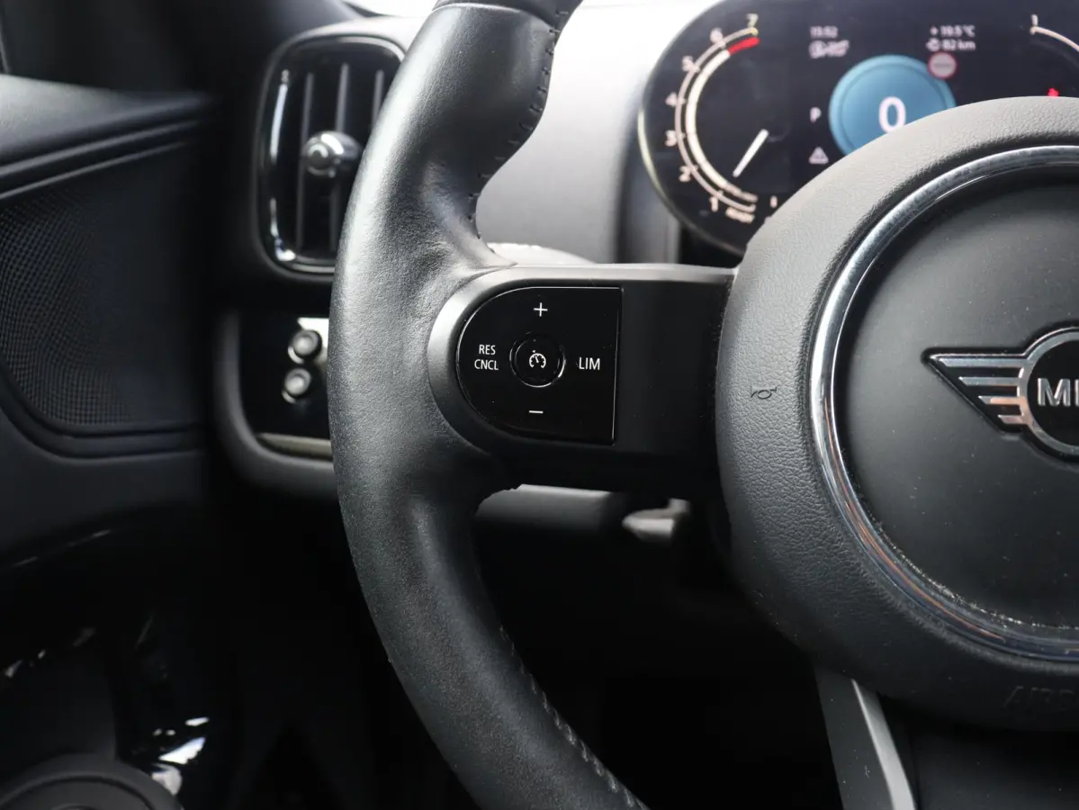 Cooper | Classic + Panodak + Sportstoelen + Apple Carplay + Camera + Verwarmbare Voorstoelen + Comfort Access + Elektr. Achterklep + 18" LM Pin Spoke zwart