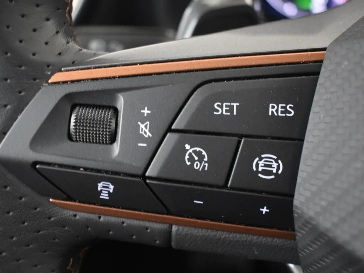 1.4 e-Hybrid VZ Performance 245PK | Achteruitrijcamera | Apple carplay Android auto | Stoel/Stuurverwarming | Cruise control adaptief | Dodehoek detectie | Keyless Entry/Start | Navigatie  |