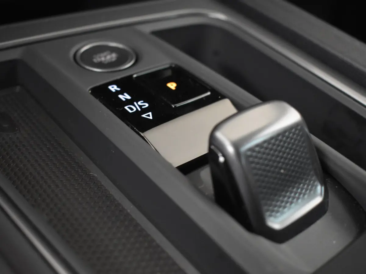 1.4 e-Hybrid VZ Performance 245PK | Achteruitrijcamera | Apple carplay Android auto | Stoel/Stuurverwarming | Cruise control adaptief | Dodehoek detectie | Keyless Entry/Start | Navigatie  |