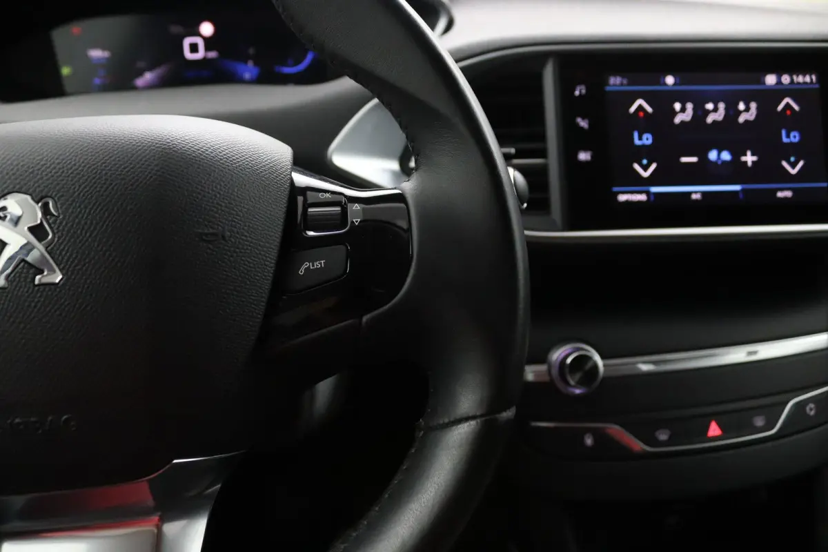 1.2 Allure*ECC*ACC*NAVI*CAM*CARPLAY*