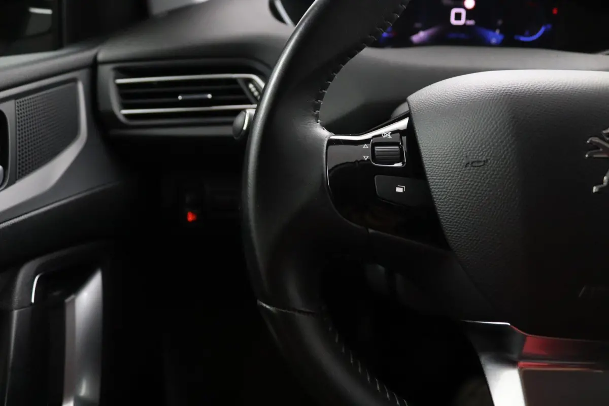 1.2 Allure*ECC*ACC*NAVI*CAM*CARPLAY*