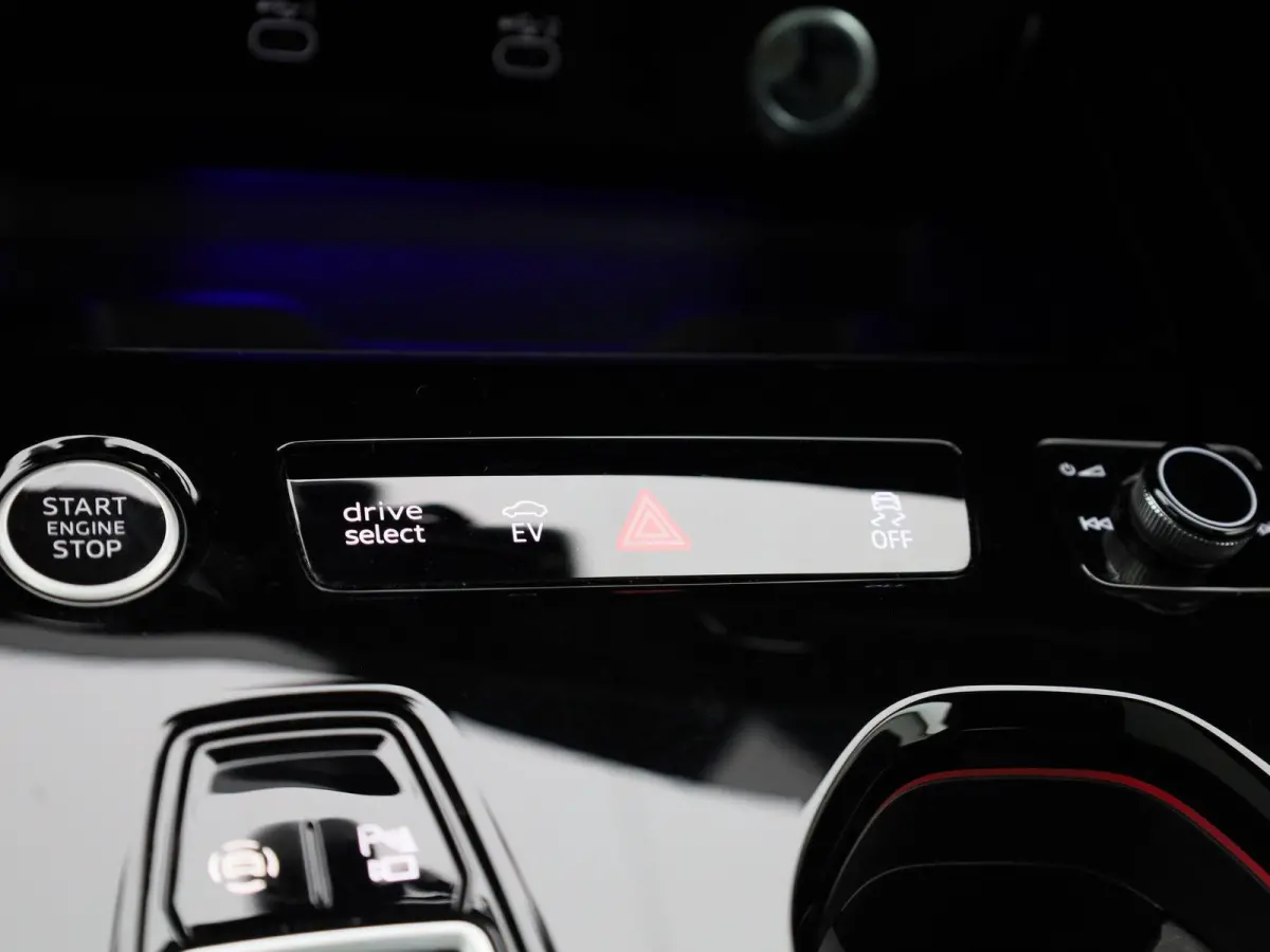 Avant 2.0 quattro S edition 299 PK | S-line | Automaat | 360 Camera | Panorama glasdak | Adaptive Cruise Control | Stoelverwarming | Virtual Cockpit | LED Matrix | Lichtmetalen velgen | Priv