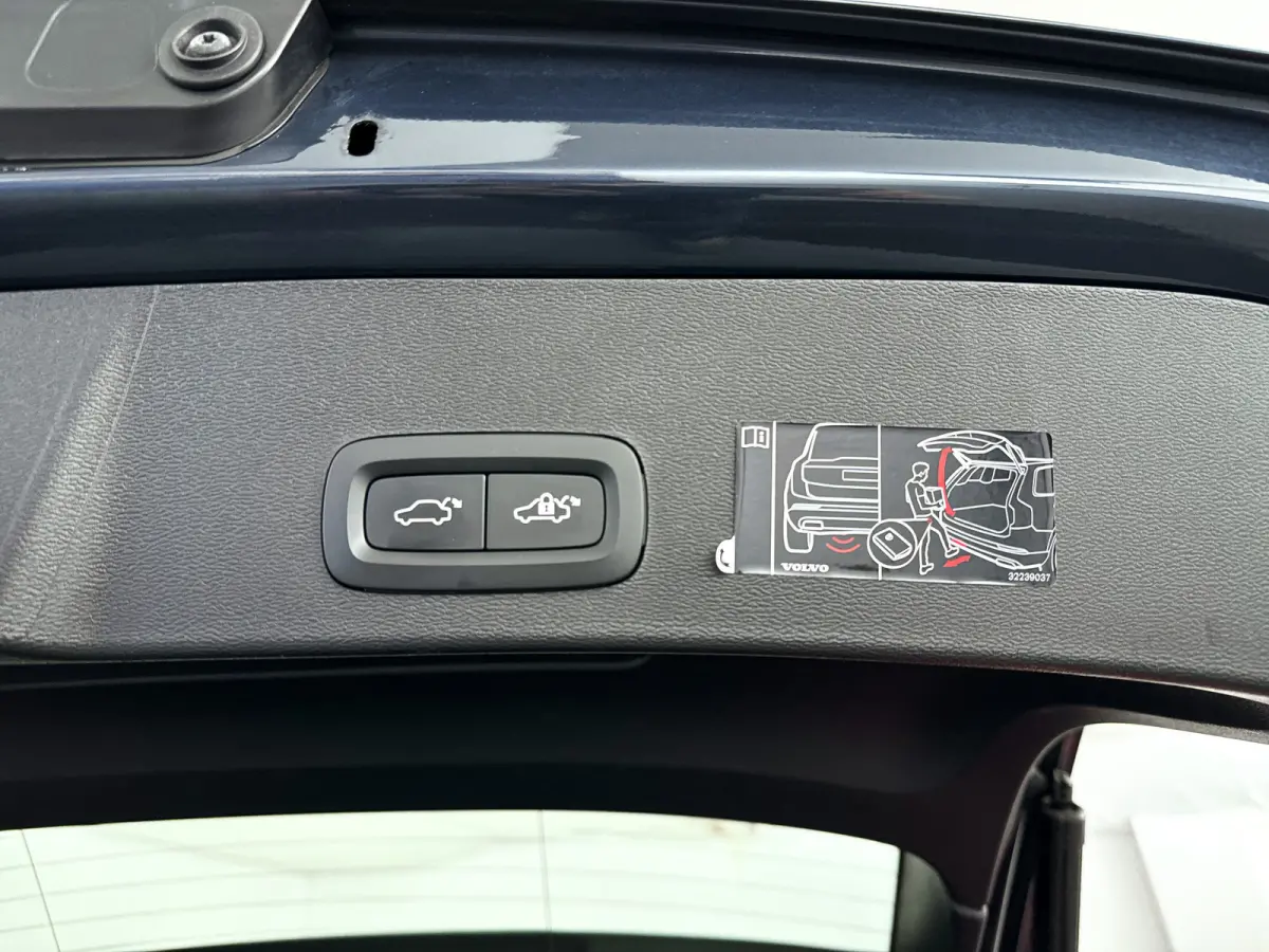 T2 Momentum Business | Park assist | Cruise control | Navigatie | Elektrische achterklep