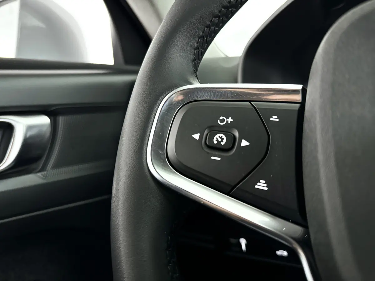 T2 Momentum | Parkeercamera | Cruise control | Navigatie | Climate control
