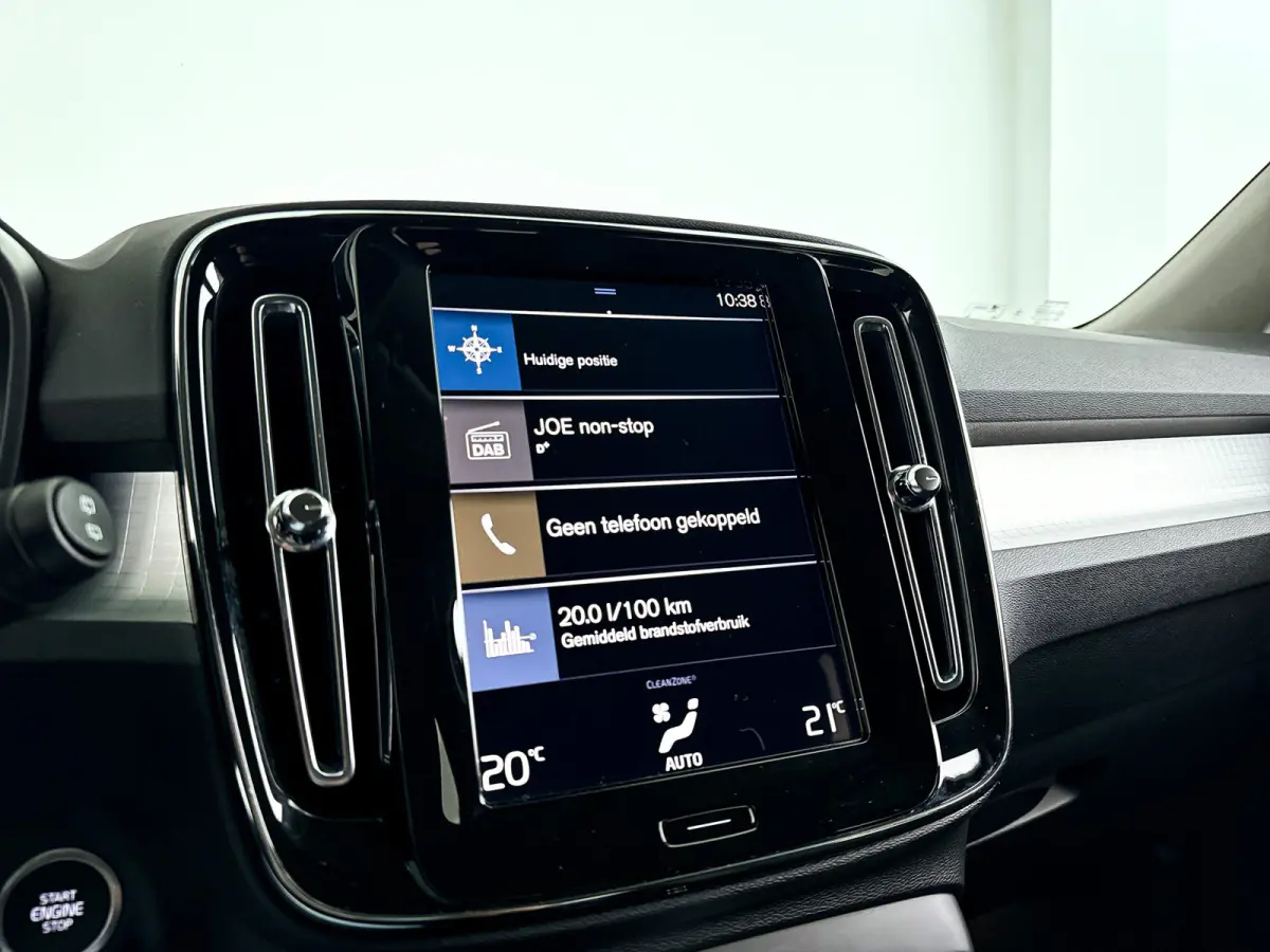 T2 Momentum | Parkeercamera | Cruise control | Navigatie | Climate control