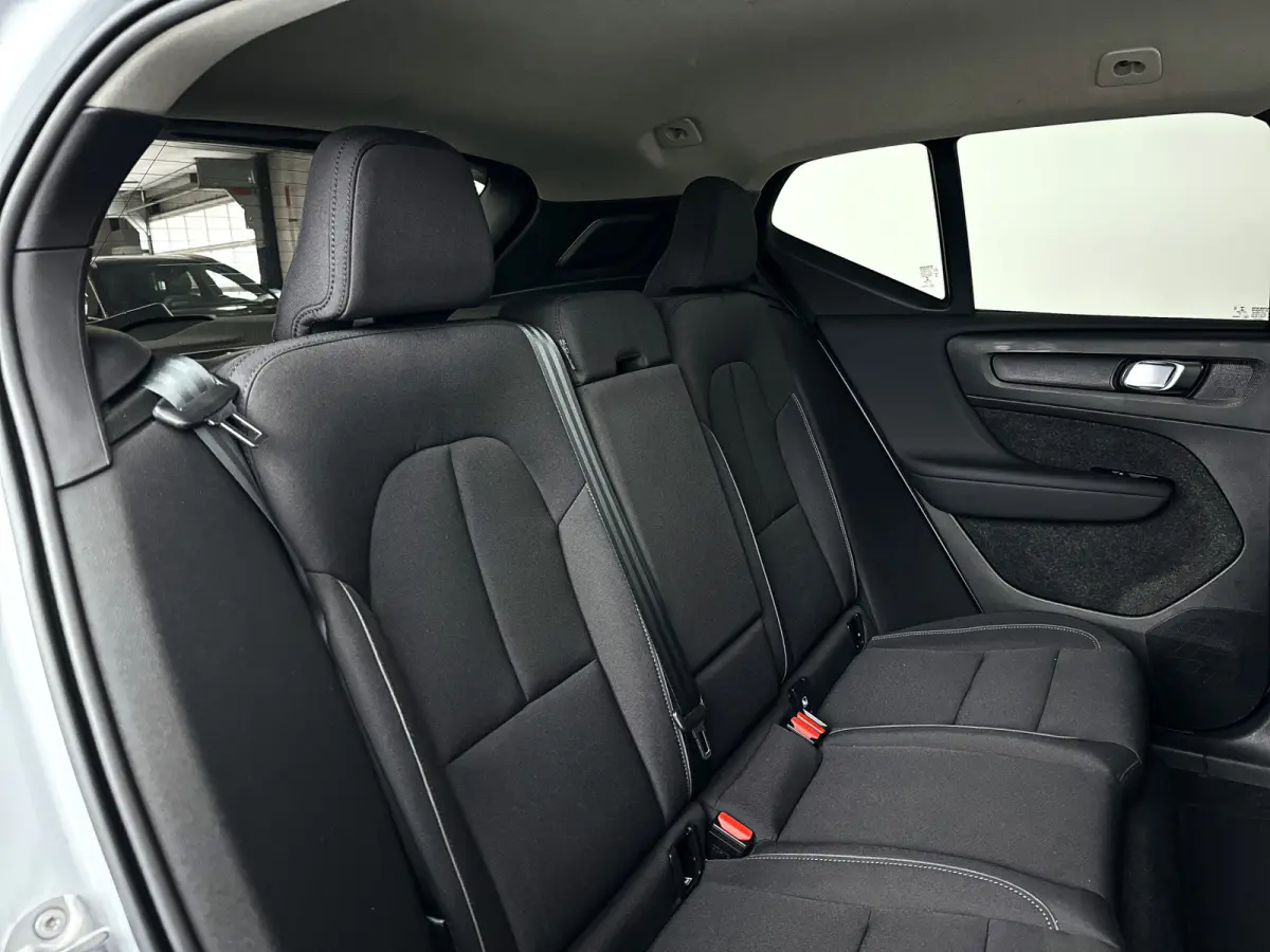 T2 Momentum | Parkeercamera | Cruise control | Navigatie | Climate control