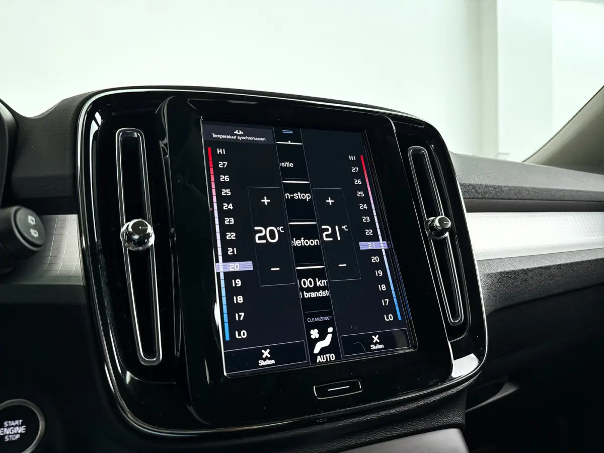 T2 Momentum | Parkeercamera | Cruise control | Navigatie | Climate control