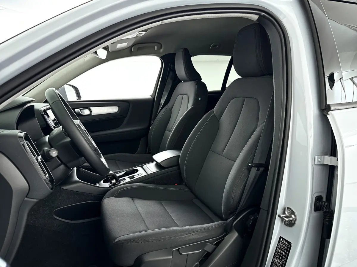 T2 Momentum | Parkeercamera | Cruise control | Navigatie | Climate control