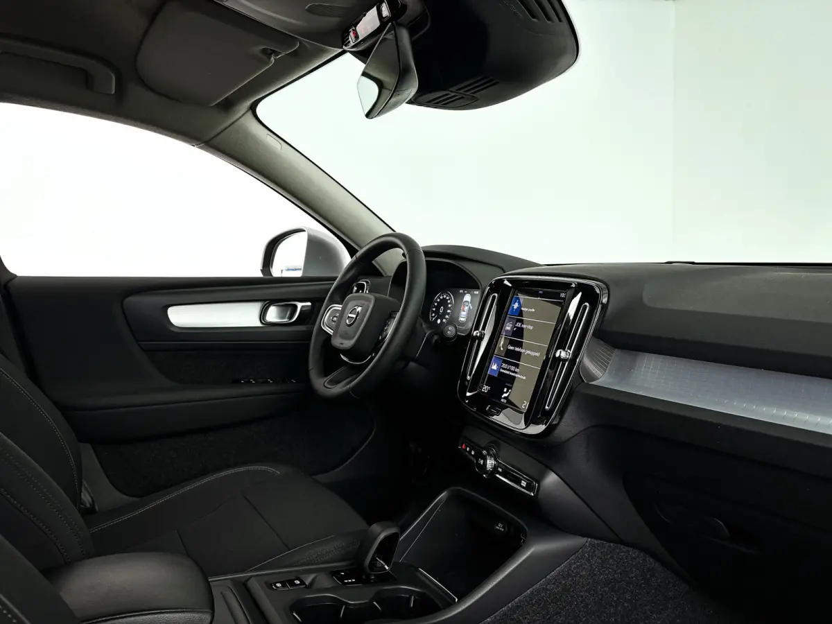 T2 Momentum | Parkeercamera | Cruise control | Navigatie | Climate control