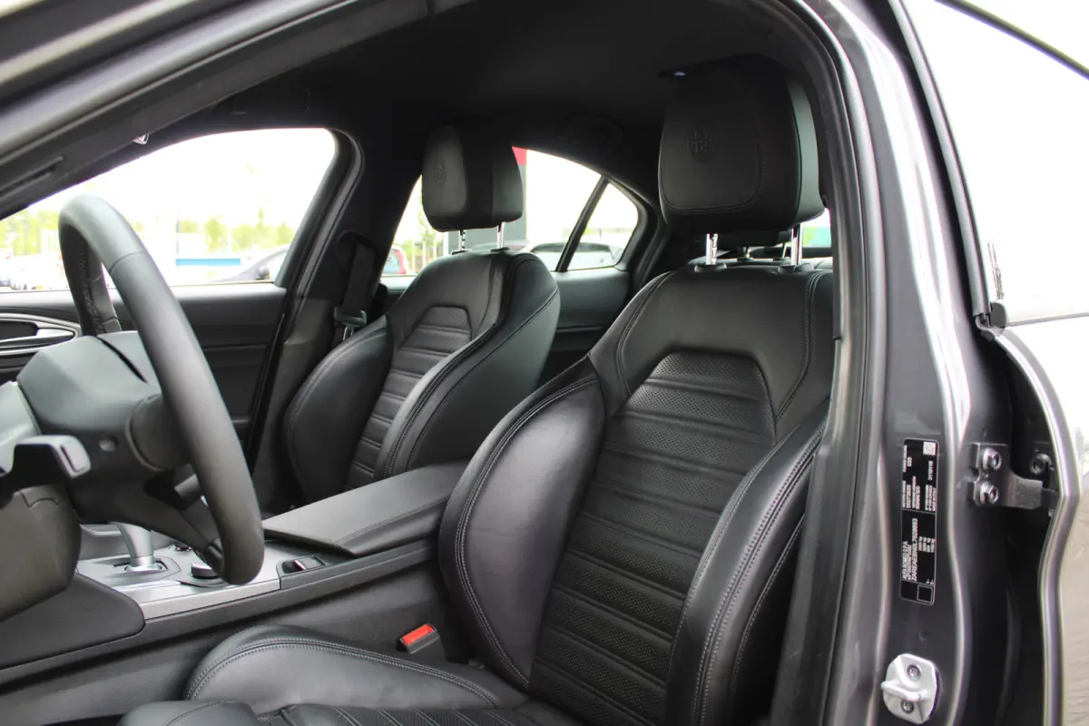 2.0T Super | Veloce interieur | Stuur\stoel verwarming | Xenon | Regen\lichtsensor 19" velgen