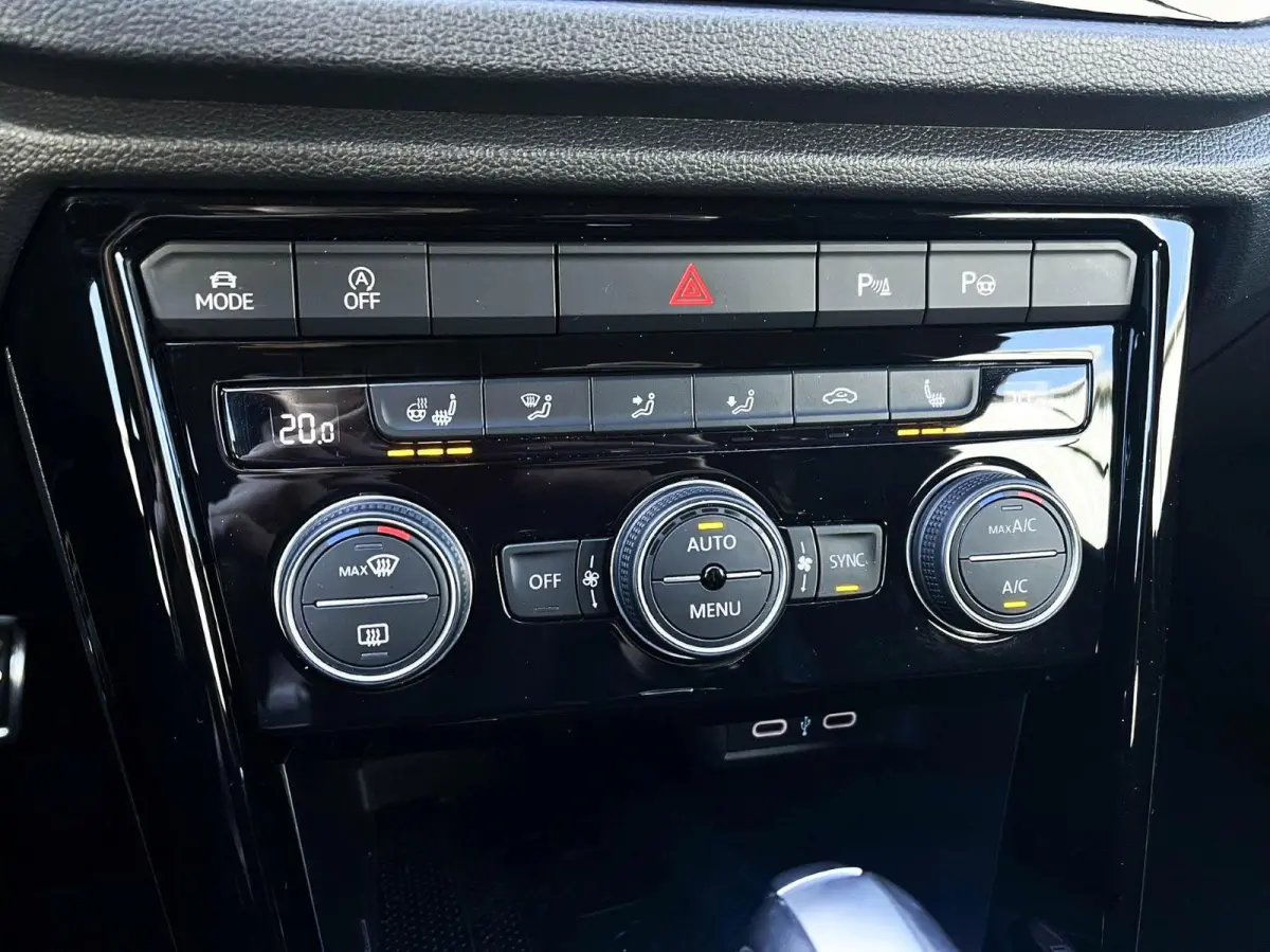 1.5 TSI 150pk DSG R-Line "Edition Blue" | Leer | Trekhaak | Navigatie