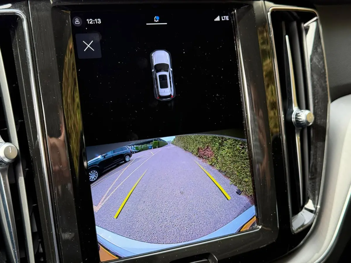 B4 Momentum | Blis | Keyless | Trekhaak | Elektrische stoelen | AppleCarplay | Bluetooth | Google | Bluetooth |