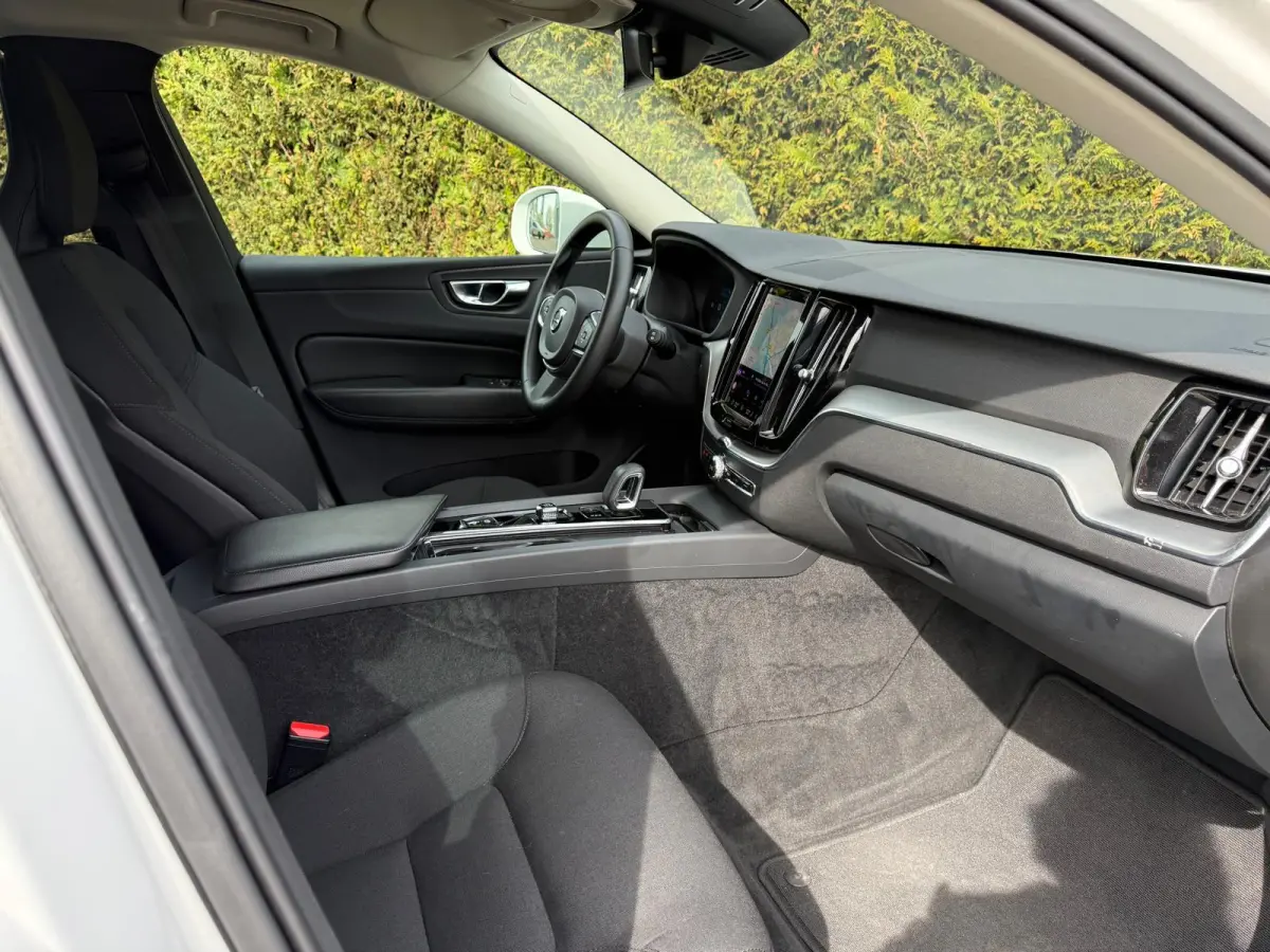B4 Momentum | Blis | Keyless | Trekhaak | Elektrische stoelen | AppleCarplay | Bluetooth | Google | Bluetooth |