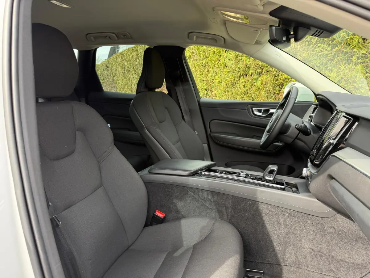 B4 Momentum | Blis | Keyless | Trekhaak | Elektrische stoelen | AppleCarplay | Bluetooth | Google | Bluetooth |
