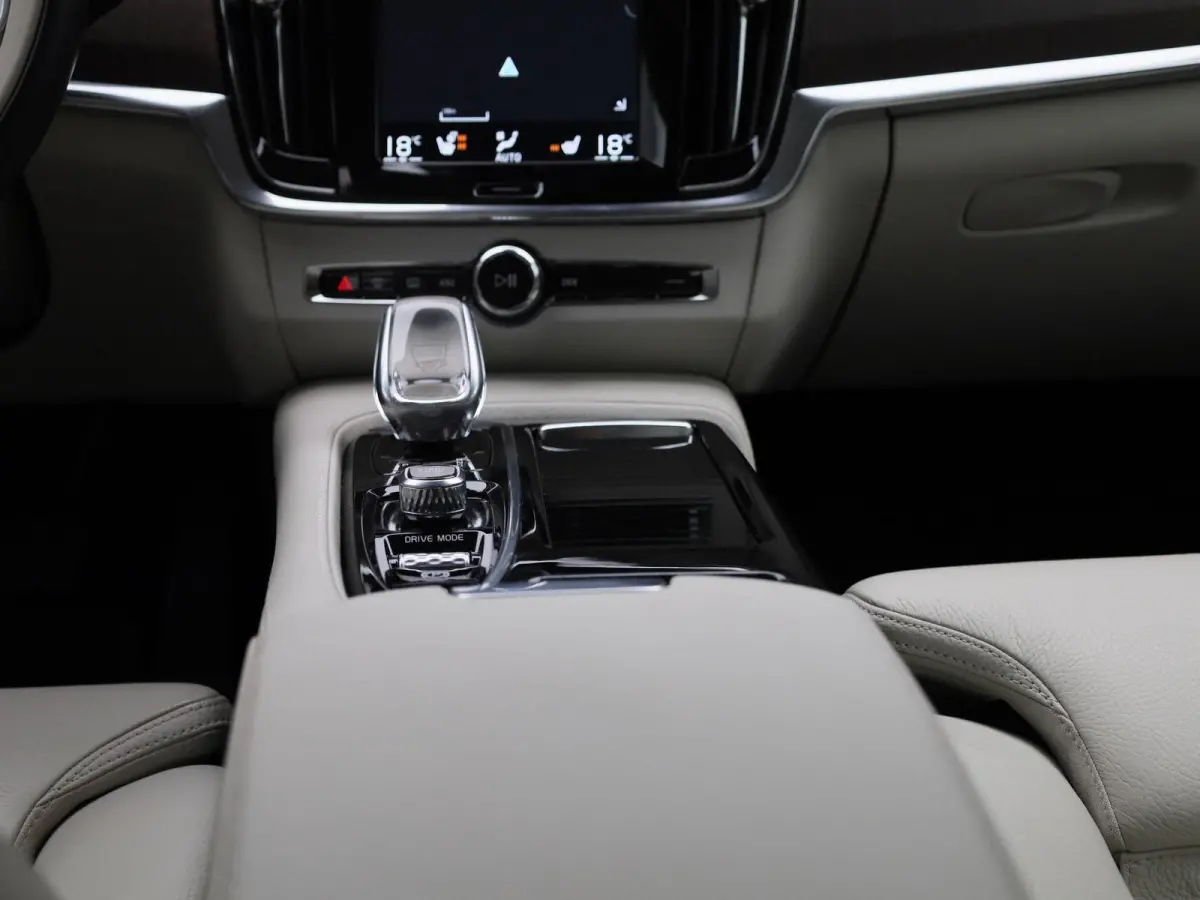 2.0 T6 AWD Inscription | Navigatie | Trekhaak | Apple Carplay / Android Auto | Cruise Control | Leder | Stoel-/ Stuur verwarming | Parkeersensoren achter | Climate Control | Lane Assist | LM