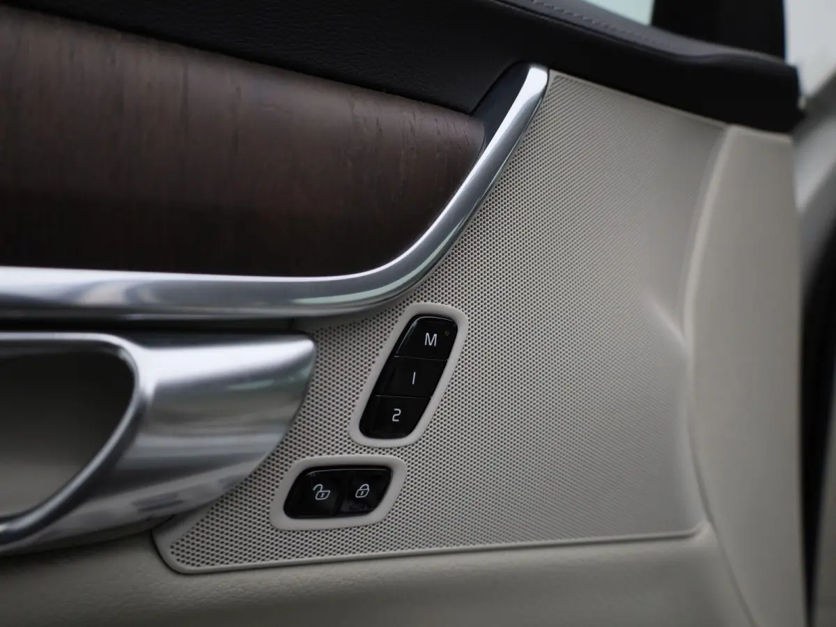 2.0 T6 AWD Inscription | Navigatie | Trekhaak | Apple Carplay / Android Auto | Cruise Control | Leder | Stoel-/ Stuur verwarming | Parkeersensoren achter | Climate Control | Lane Assist | LM