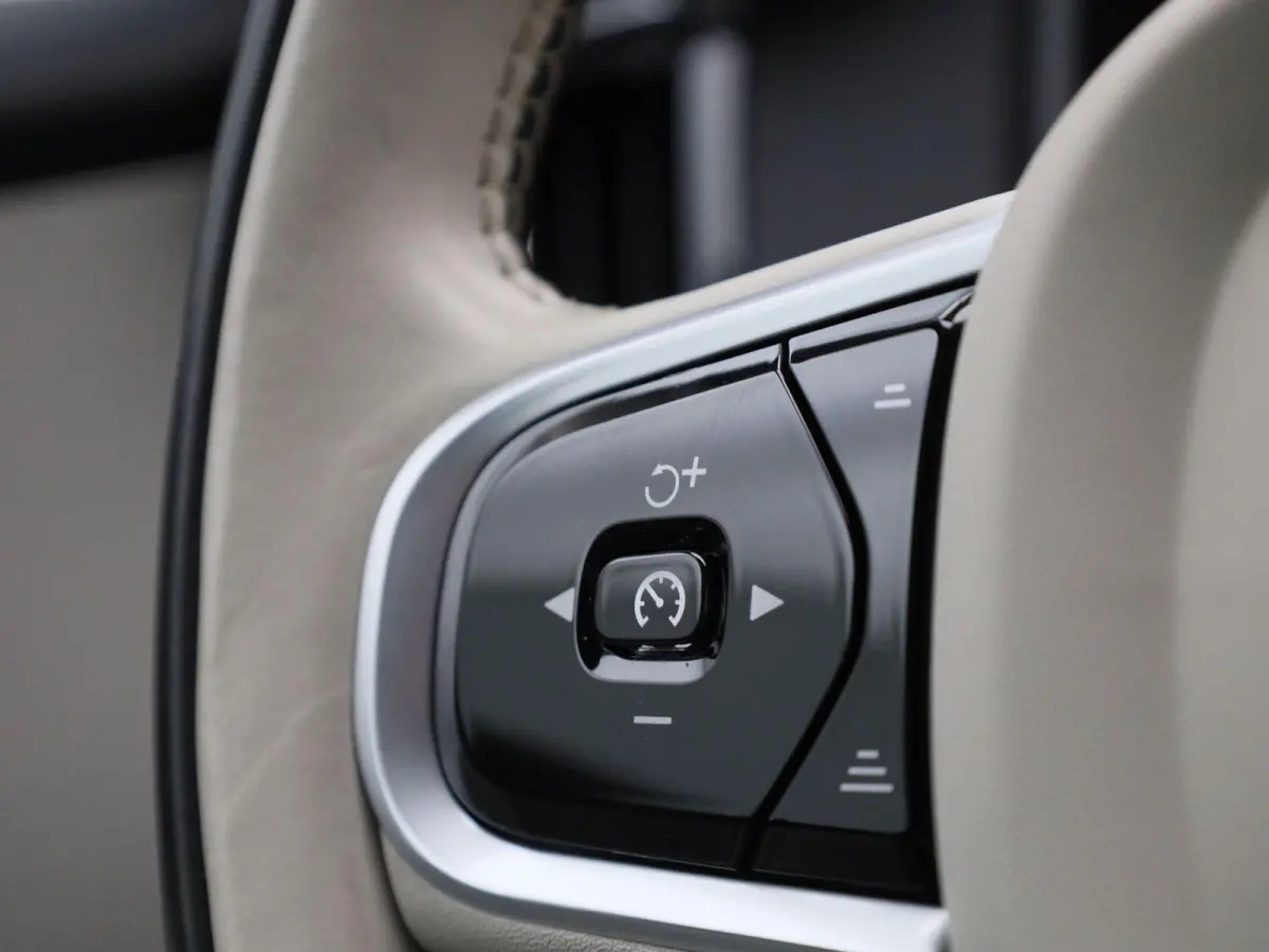 2.0 T6 AWD Inscription | Navigatie | Trekhaak | Apple Carplay / Android Auto | Cruise Control | Leder | Stoel-/ Stuur verwarming | Parkeersensoren achter | Climate Control | Lane Assist | LM