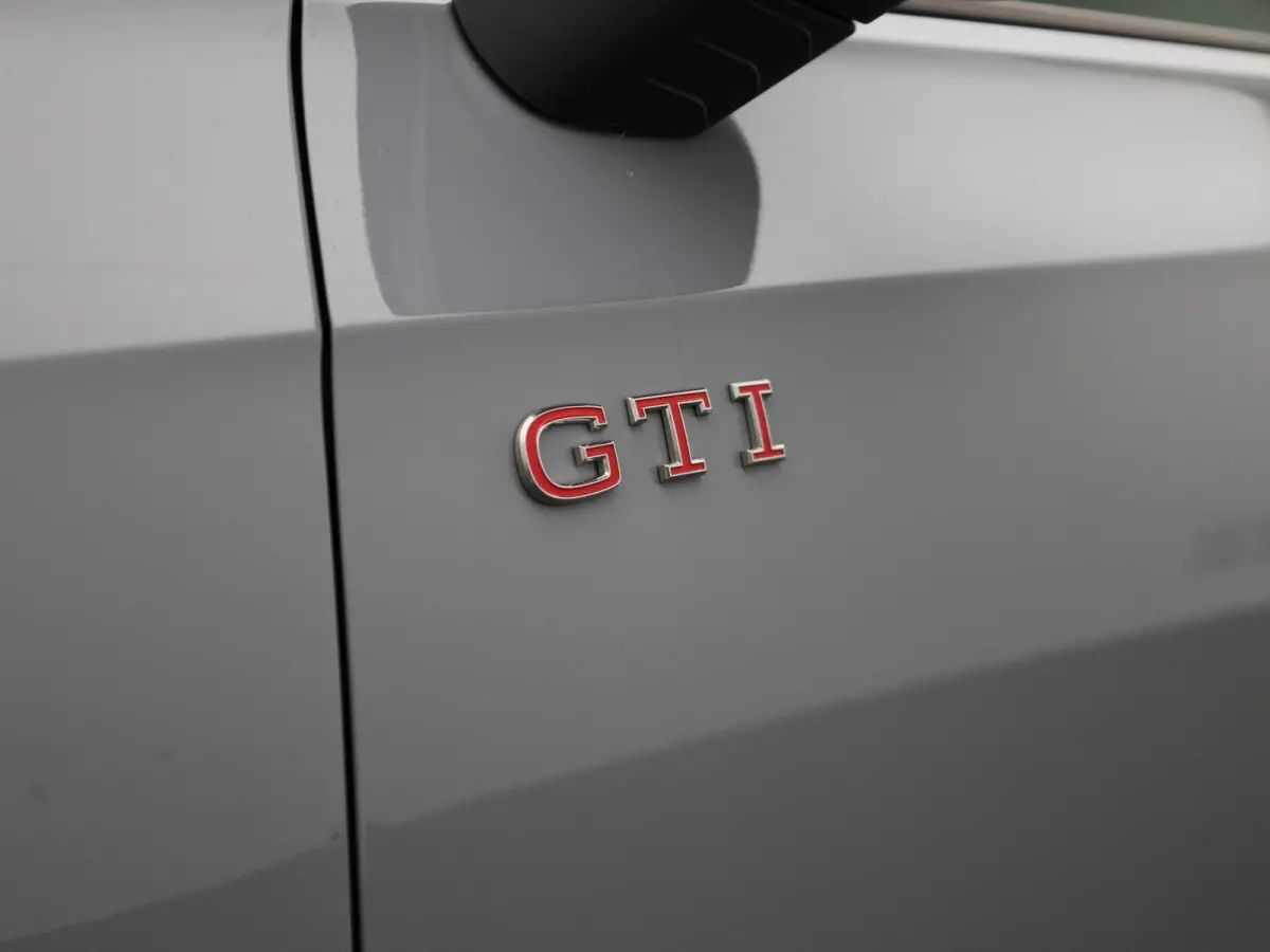 2.0 TSI GTI Clubsport 301 PK| Panoramadak | 19 Inch Velgen | LED Matrix | 3D Ledachterlichten | Black Style | Head-Up-Display | Achteruitrijcamera | Navigatie