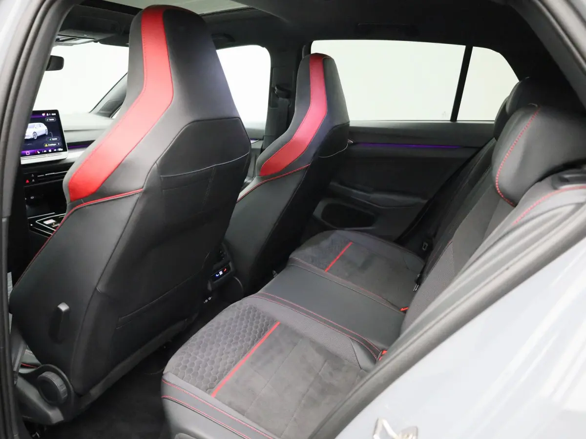 2.0 TSI GTI Clubsport 301 PK| Panoramadak | 19 Inch Velgen | LED Matrix | 3D Ledachterlichten | Black Style | Head-Up-Display | Achteruitrijcamera | Navigatie