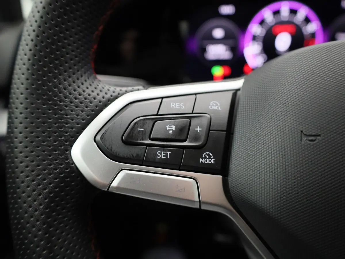 2.0 TSI GTI Clubsport 301 PK| Panoramadak | 19 Inch Velgen | LED Matrix | 3D Ledachterlichten | Black Style | Head-Up-Display | Achteruitrijcamera | Navigatie