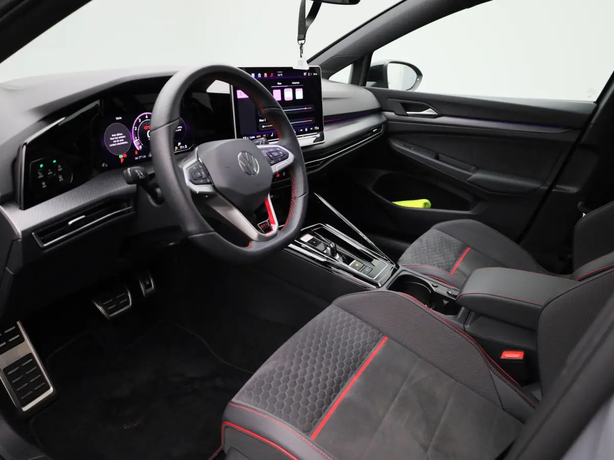 2.0 TSI GTI Clubsport 301 PK| Panoramadak | 19 Inch Velgen | LED Matrix | 3D Ledachterlichten | Black Style | Head-Up-Display | Achteruitrijcamera | Navigatie