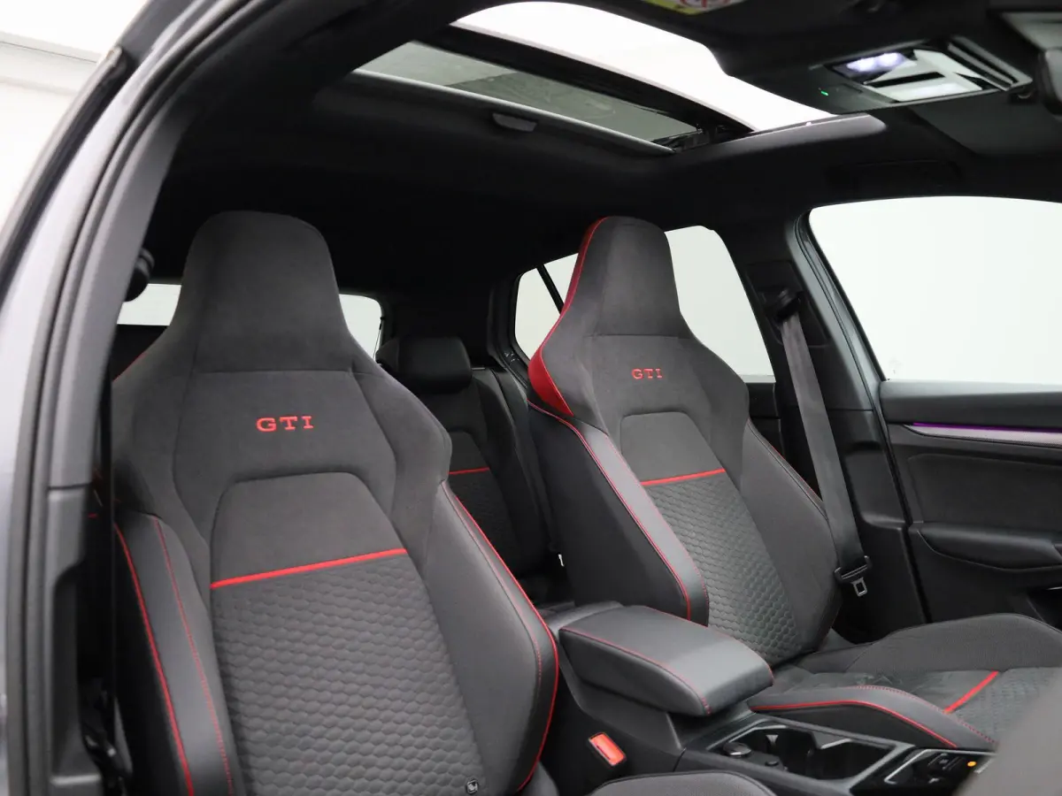 2.0 TSI GTI Clubsport 301 PK| Panoramadak | 19 Inch Velgen | LED Matrix | 3D Ledachterlichten | Black Style | Head-Up-Display | Achteruitrijcamera | Navigatie