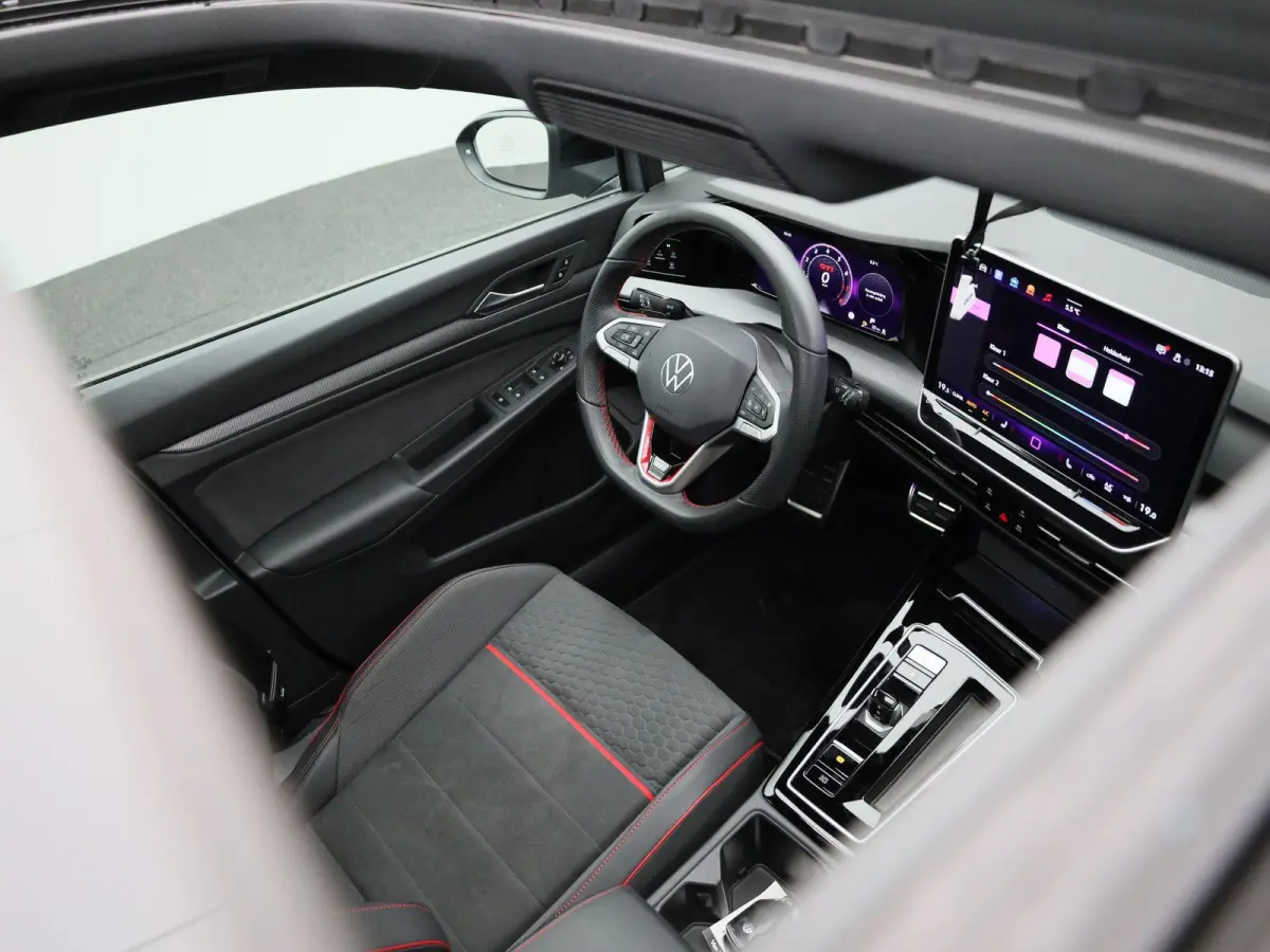 2.0 TSI GTI Clubsport 301 PK| Panoramadak | 19 Inch Velgen | LED Matrix | 3D Ledachterlichten | Black Style | Head-Up-Display | Achteruitrijcamera | Navigatie