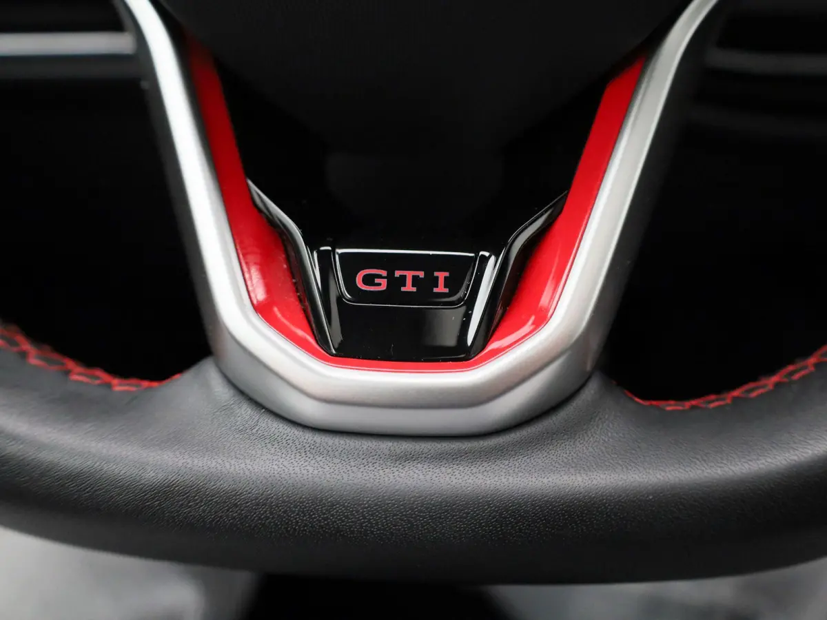 2.0 TSI GTI Clubsport 301 PK| Panoramadak | 19 Inch Velgen | LED Matrix | 3D Ledachterlichten | Black Style | Head-Up-Display | Achteruitrijcamera | Navigatie