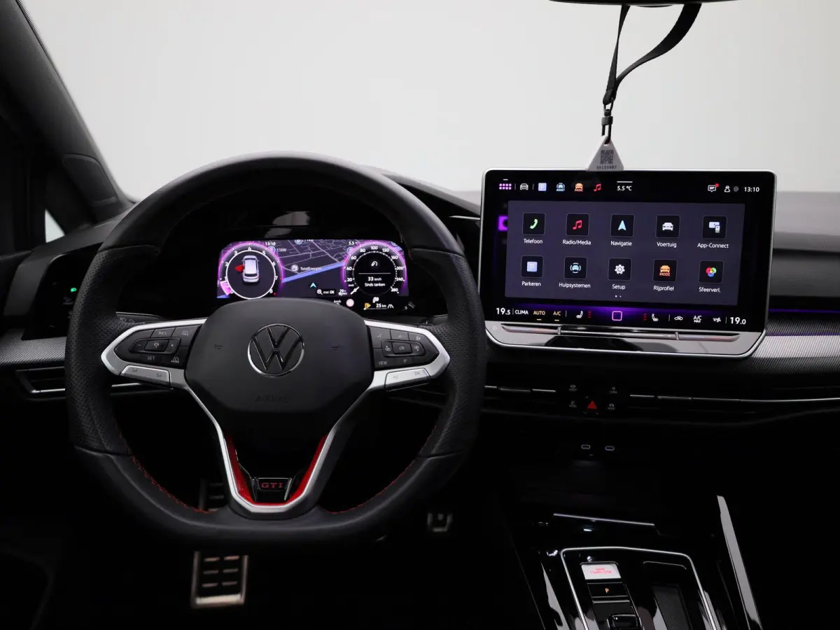 2.0 TSI GTI Clubsport 301 PK| Panoramadak | 19 Inch Velgen | LED Matrix | 3D Ledachterlichten | Black Style | Head-Up-Display | Achteruitrijcamera | Navigatie