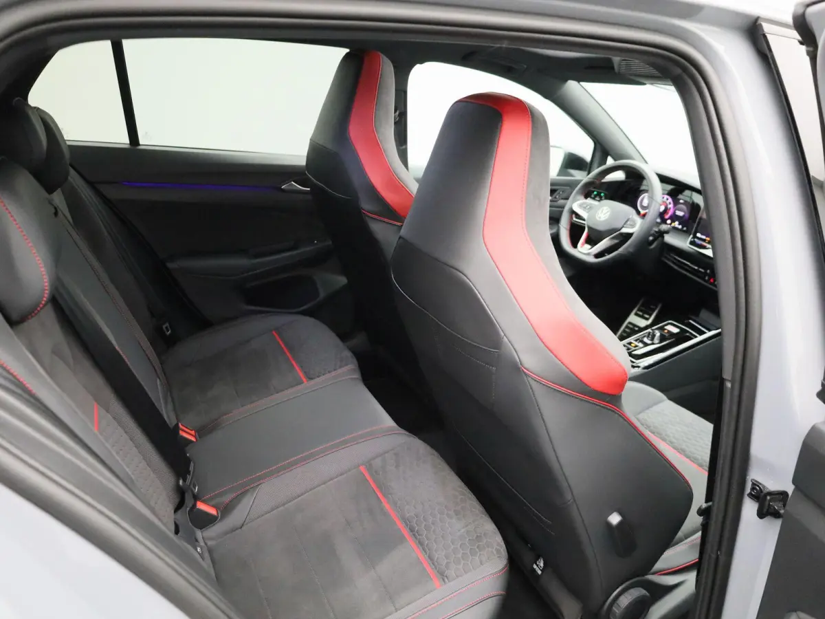 2.0 TSI GTI Clubsport 301 PK| Panoramadak | 19 Inch Velgen | LED Matrix | 3D Ledachterlichten | Black Style | Head-Up-Display | Achteruitrijcamera | Navigatie