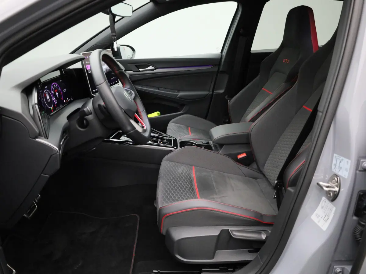 2.0 TSI GTI Clubsport 301 PK| Panoramadak | 19 Inch Velgen | LED Matrix | 3D Ledachterlichten | Black Style | Head-Up-Display | Achteruitrijcamera | Navigatie