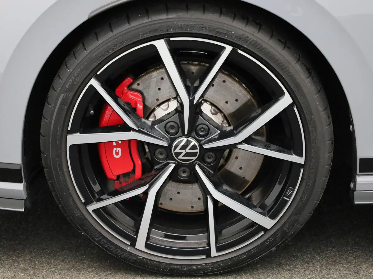 2.0 TSI GTI Clubsport 301 PK| Panoramadak | 19 Inch Velgen | LED Matrix | 3D Ledachterlichten | Black Style | Head-Up-Display | Achteruitrijcamera | Navigatie