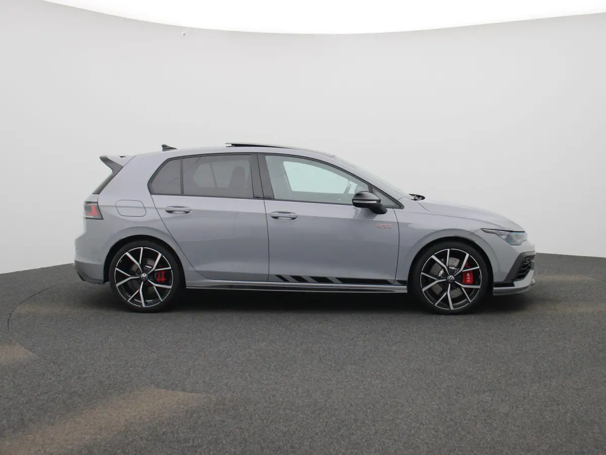 2.0 TSI GTI Clubsport 301 PK| Panoramadak | 19 Inch Velgen | LED Matrix | 3D Ledachterlichten | Black Style | Head-Up-Display | Achteruitrijcamera | Navigatie