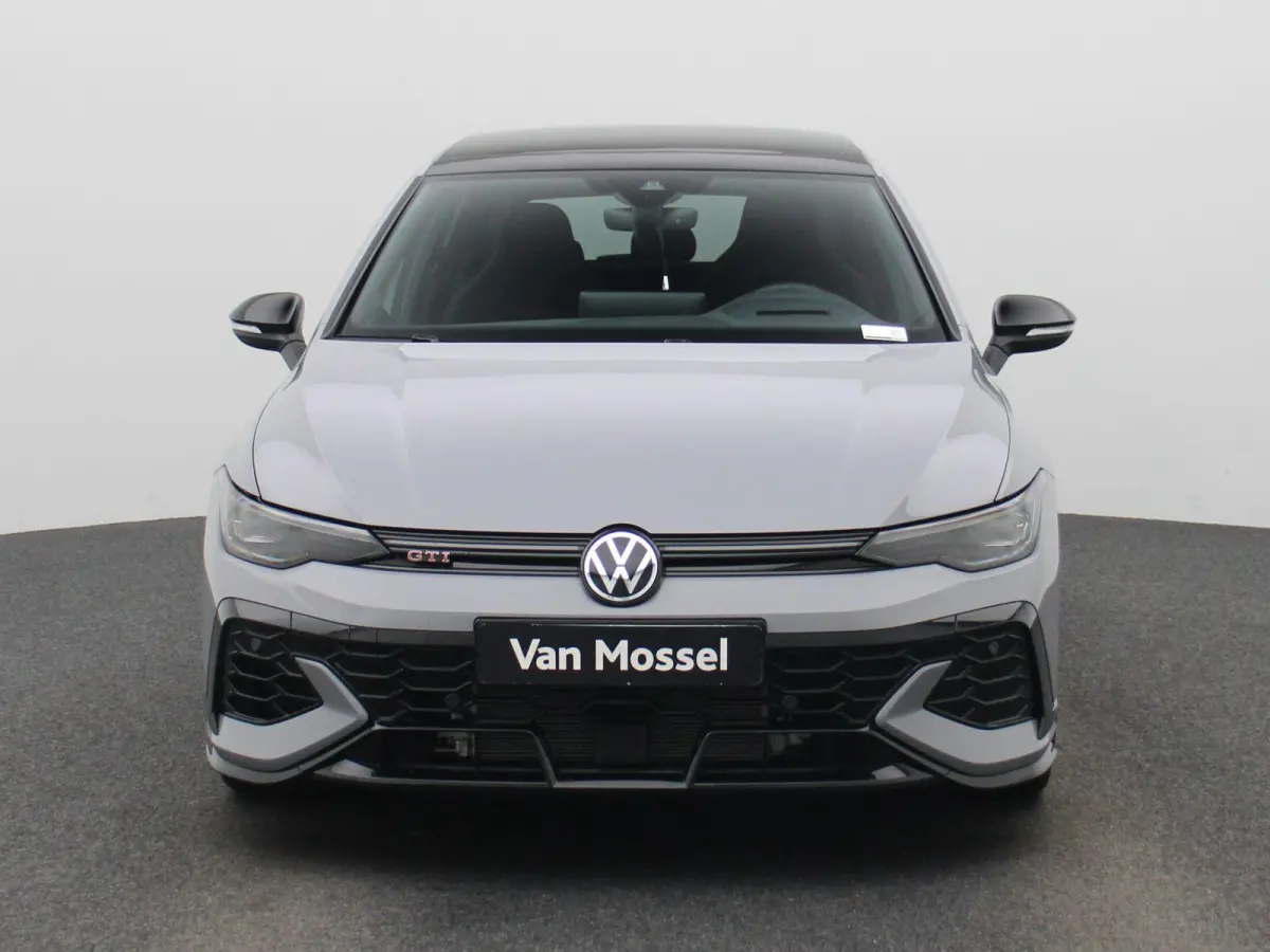 2.0 TSI GTI Clubsport 301 PK| Panoramadak | 19 Inch Velgen | LED Matrix | 3D Ledachterlichten | Black Style | Head-Up-Display | Achteruitrijcamera | Navigatie