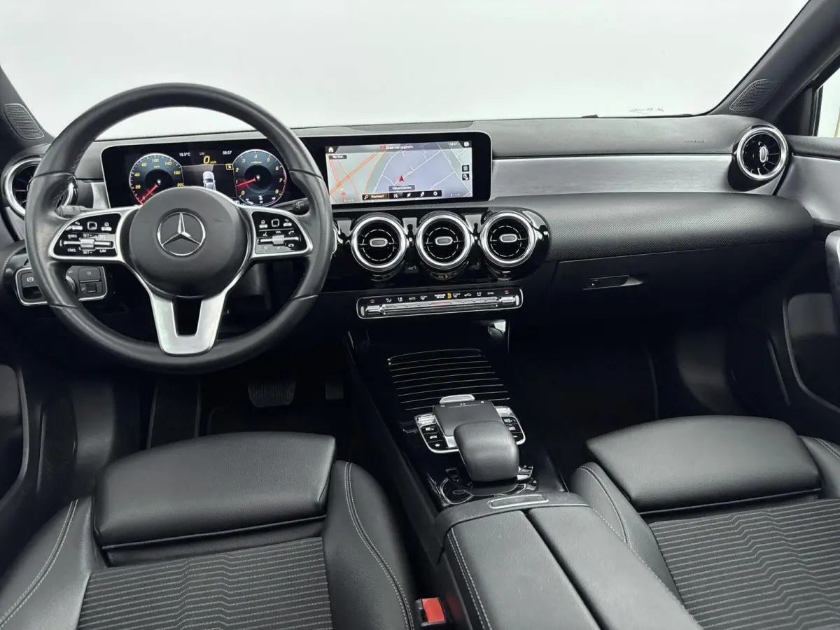 220 Launch Edition AMG | PANORAMADAK | NAVIGATIE | CAMERA | HALF-LEDER