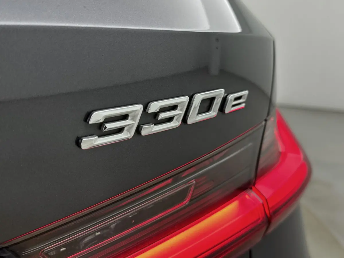 330e High Executive | LEDER | PANORAMADAK | STOEL-STUURVERWARMING | ELEK.ACHTERKLEP | CAMERA |