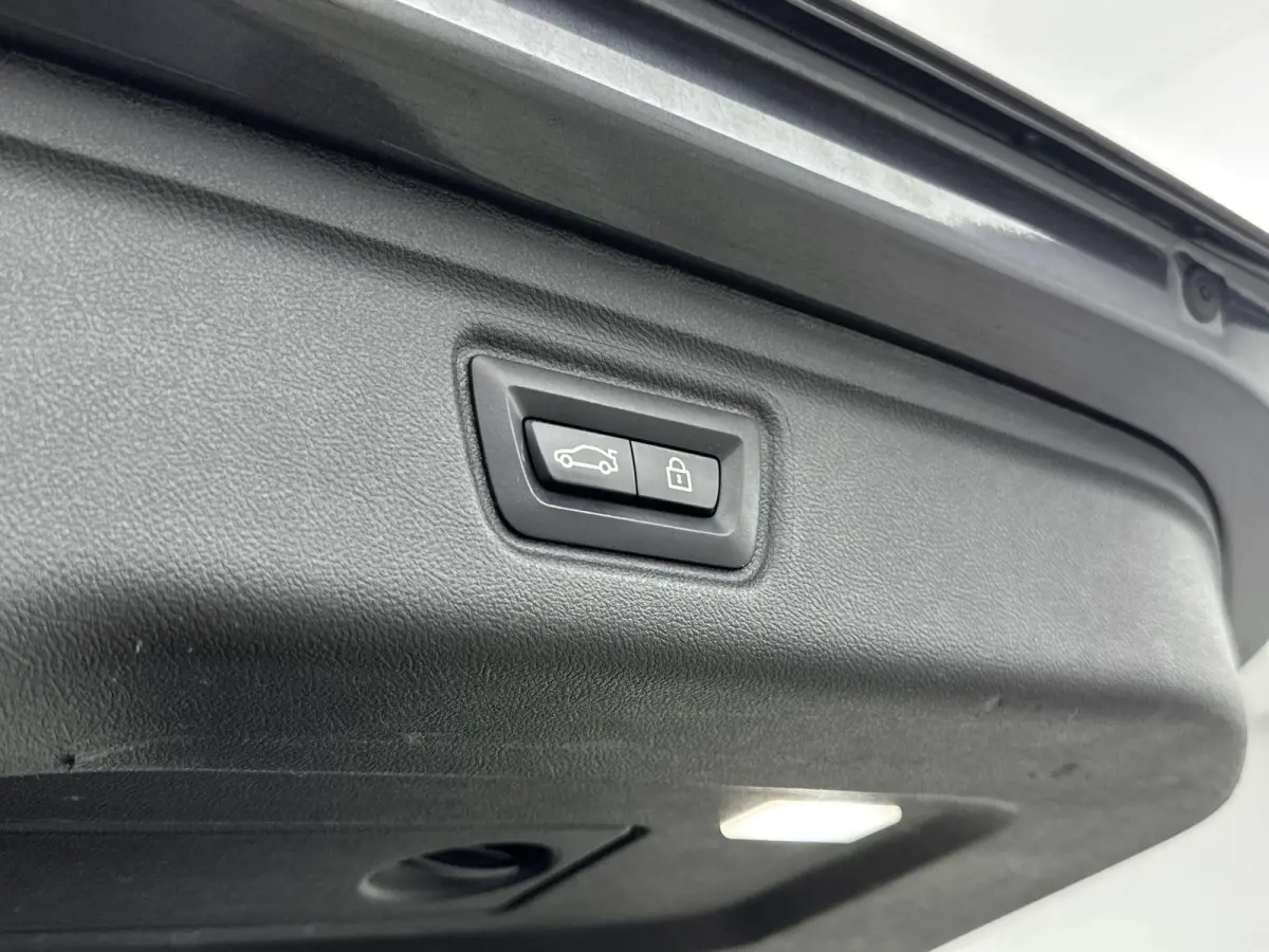 330e High Executive | LEDER | PANORAMADAK | STOEL-STUURVERWARMING | ELEK.ACHTERKLEP | CAMERA |