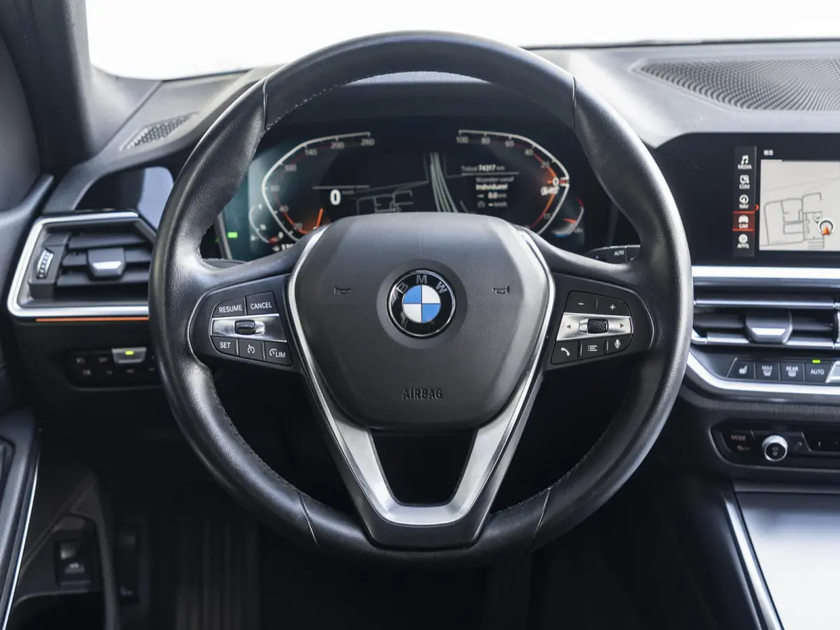 318i | High Executive | Parking Pack | Comfort Access | Achteruitrijcamera | Stoelverwarming | 17''