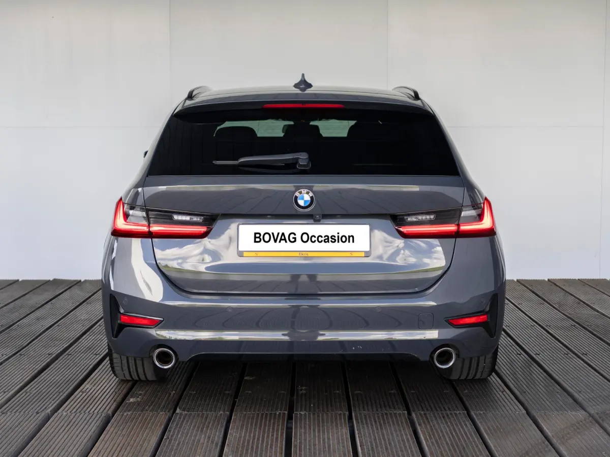 318i | High Executive | Parking Pack | Comfort Access | Achteruitrijcamera | Stoelverwarming | 17''
