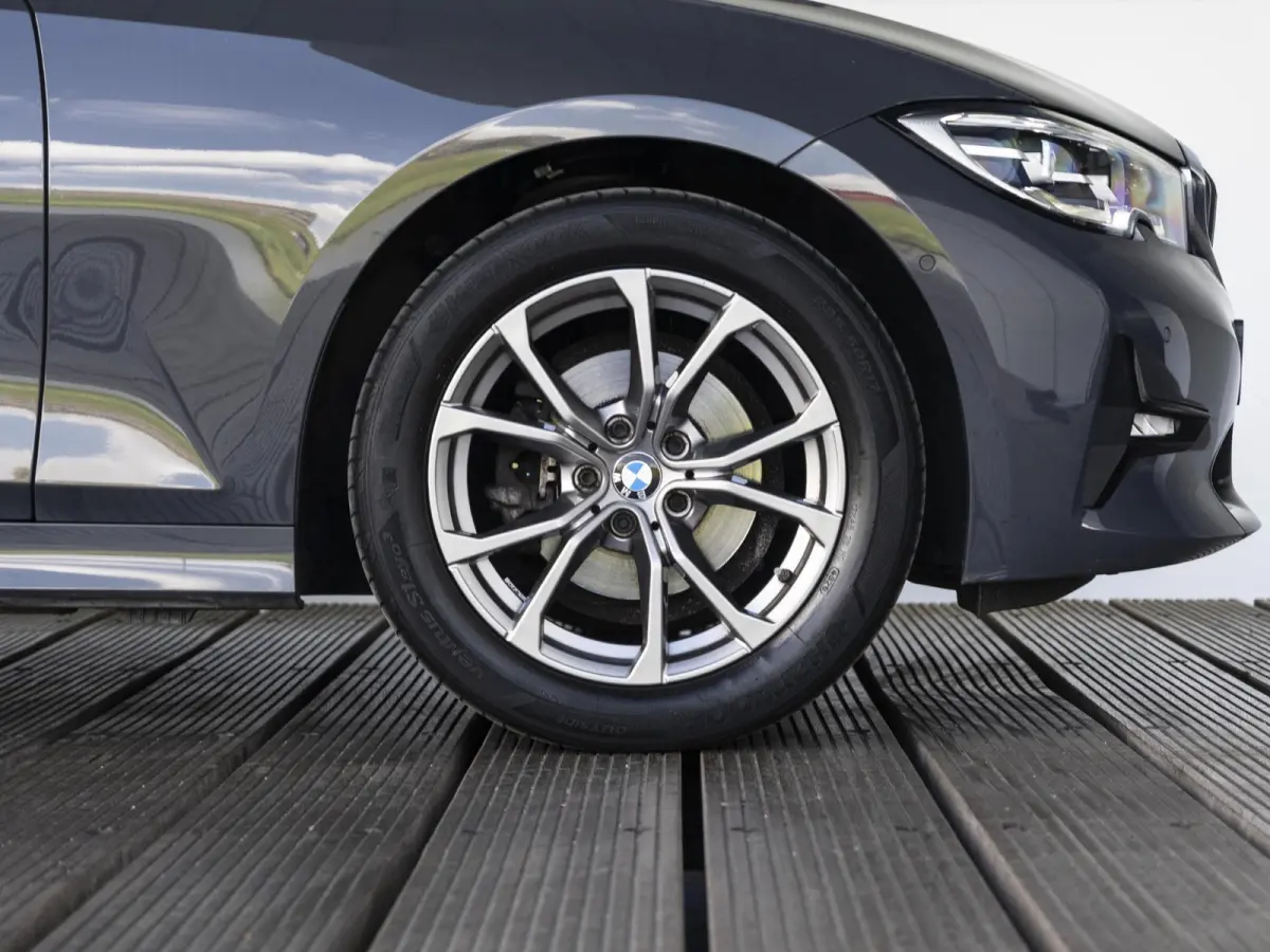 318i | High Executive | Parking Pack | Comfort Access | Achteruitrijcamera | Stoelverwarming | 17''