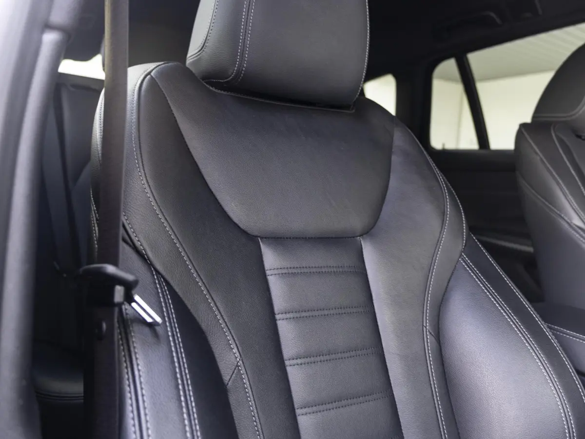 318i | High Executive | Parking Pack | Comfort Access | Achteruitrijcamera | Stoelverwarming | 17''