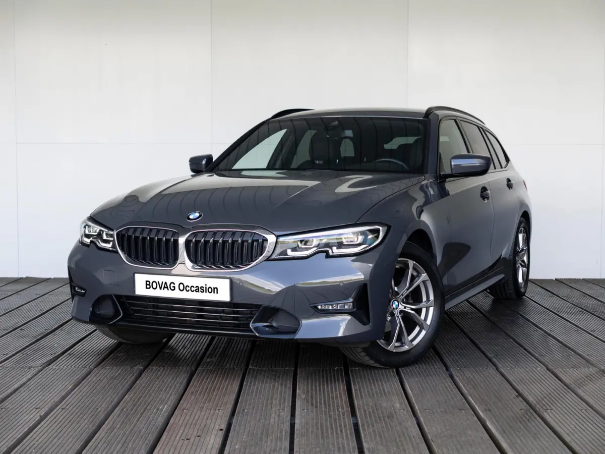318i | High Executive | Parking Pack | Comfort Access | Achteruitrijcamera | Stoelverwarming | 17''