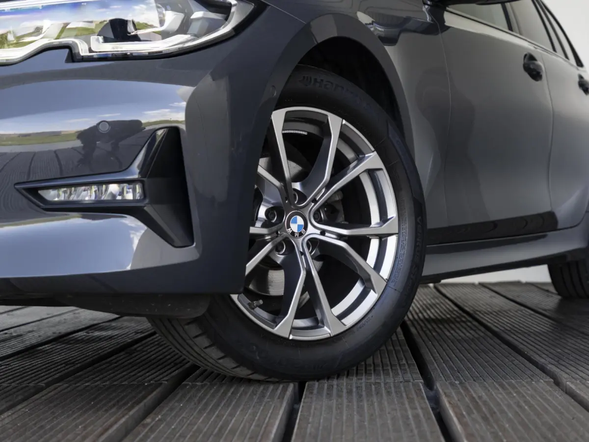 318i | High Executive | Parking Pack | Comfort Access | Achteruitrijcamera | Stoelverwarming | 17''