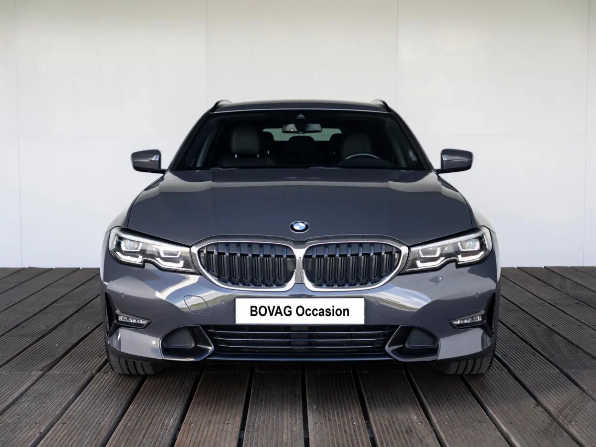 318i | High Executive | Parking Pack | Comfort Access | Achteruitrijcamera | Stoelverwarming | 17''