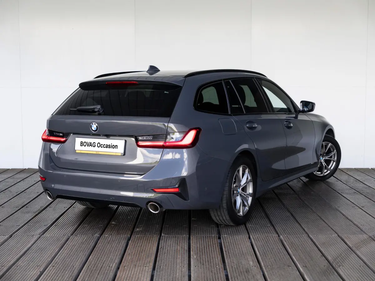 318i | High Executive | Parking Pack | Comfort Access | Achteruitrijcamera | Stoelverwarming | 17''