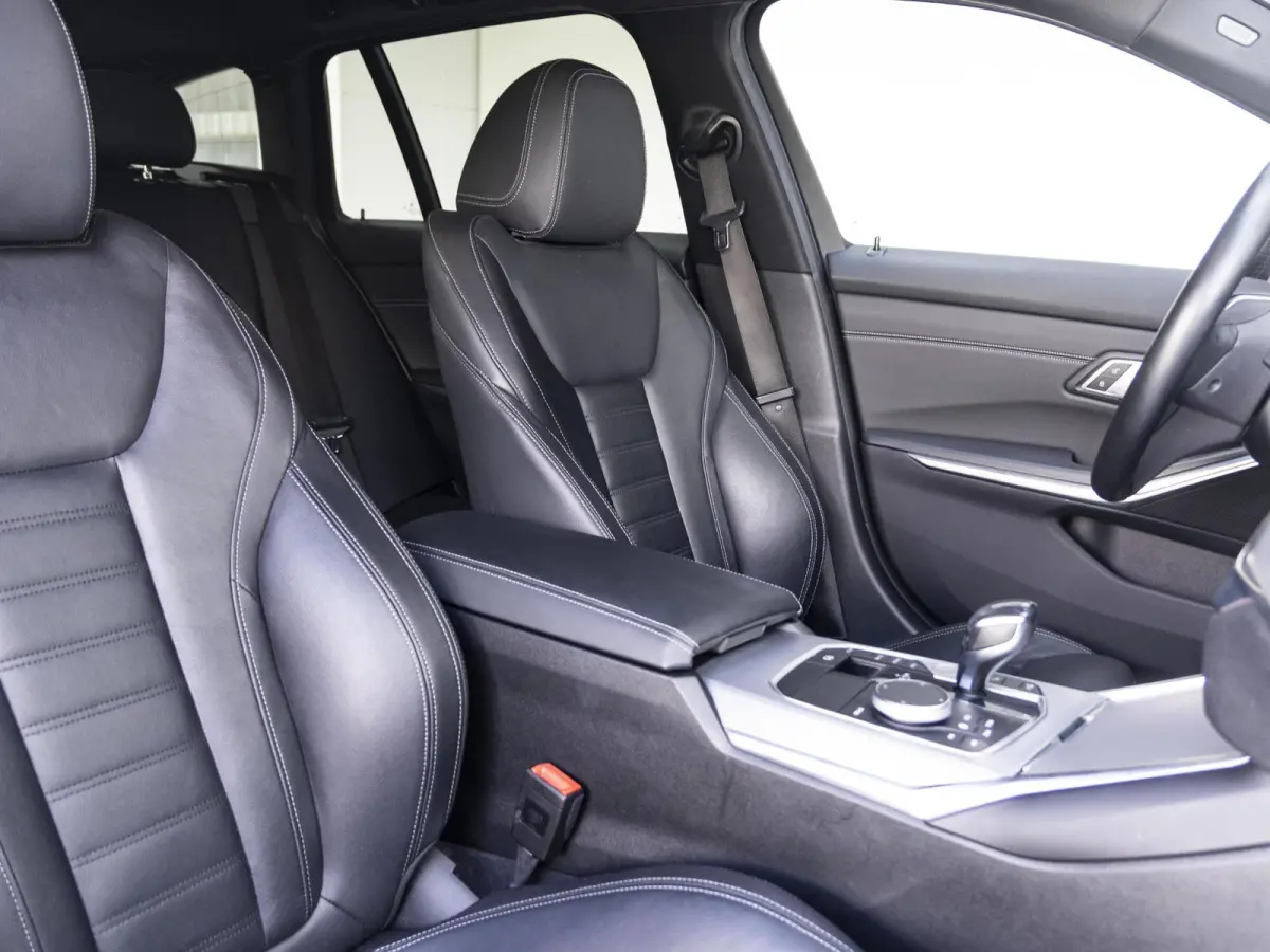 318i | High Executive | Parking Pack | Comfort Access | Achteruitrijcamera | Stoelverwarming | 17''