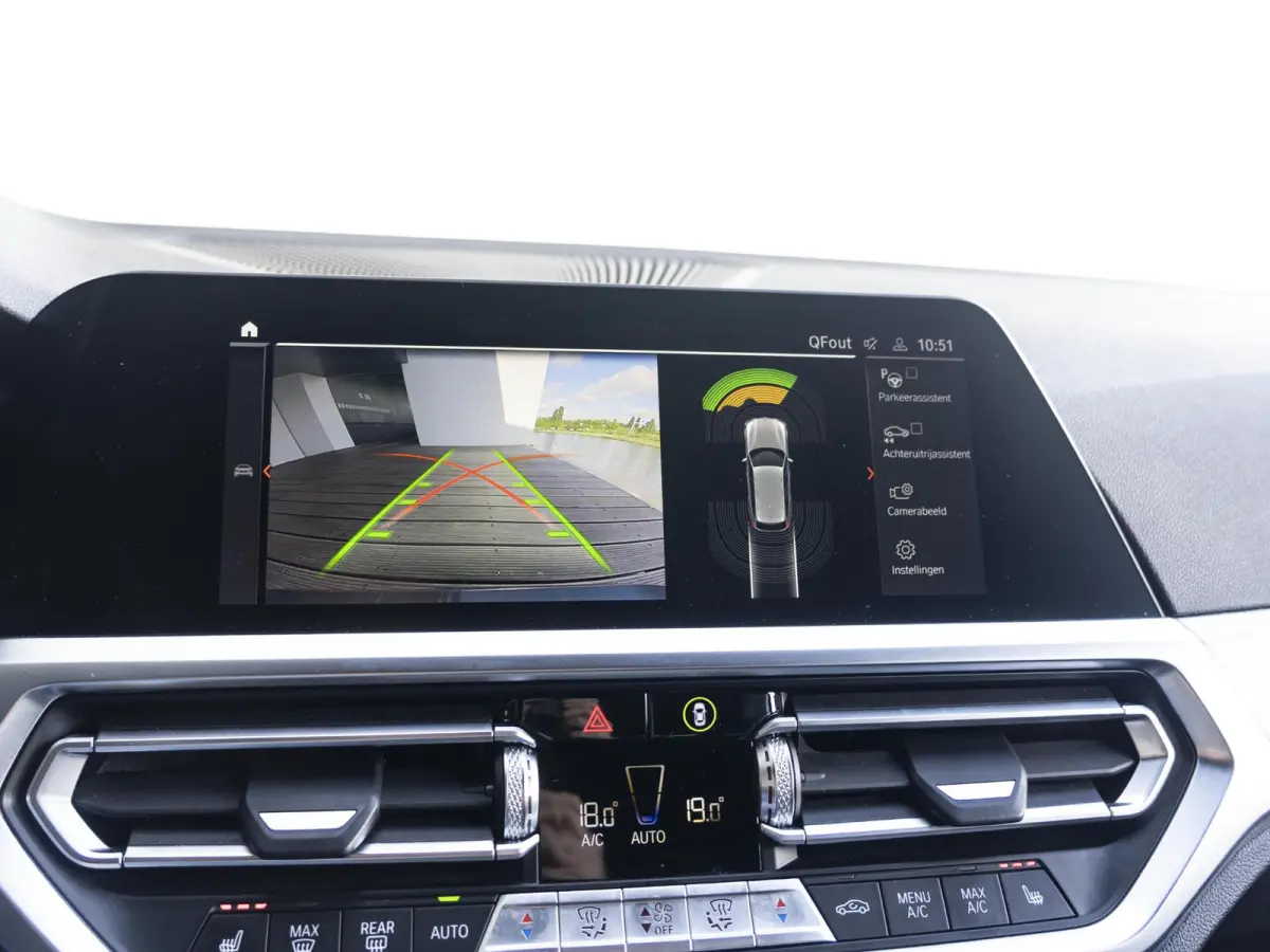 318i | High Executive | Parking Pack | Comfort Access | Achteruitrijcamera | Stoelverwarming | 17''