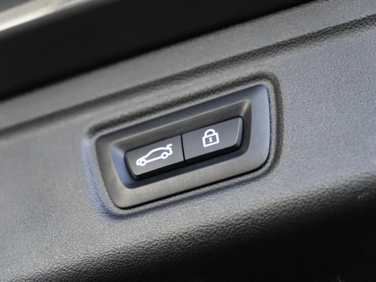 318i | High Executive | Parking Pack | Comfort Access | Achteruitrijcamera | Stoelverwarming | 17''